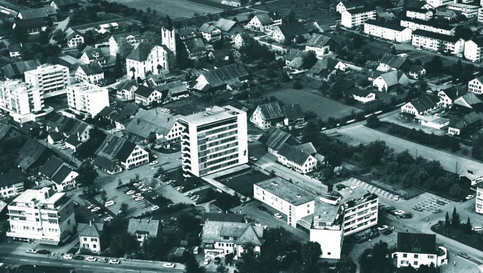 Geschichte Kloten ist mit der Eröffnung des Flughafens im Jahre 1953 sehr schnell und stark gewachsen. Die Stadt wies bereits in den 1970er Jahren 16'500 Einwohnerinnen und Einwohner auf.