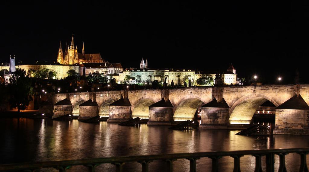 Veits-Dom ca. 40 Min. Fahrt mit der historischen Straßenbahn ODER "Stadt-Turm-Fluss" Ihr Reiseleiter empfängt Sie an Ihrem Hotel und Sie machen sich mit dem Bus auf zum Prager Fernsehturm.