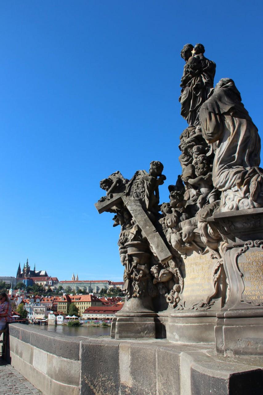 Sie gleiten entspannt an der Prager Burg, der weltberühmten Karlsbrücke, dem Nationaltheater mit dem goldenen Dach und auch an den barocken Palästen der Kleinseite und den im Jugendstil entworfenen