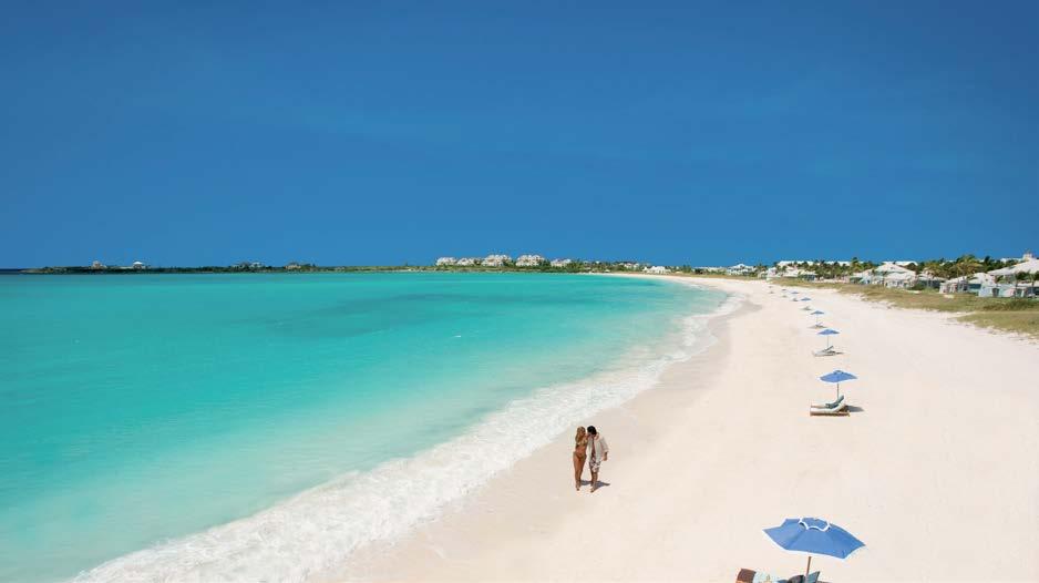 BAHAMAS, GREAT EXUMA SANDALS EMERALD BAY g a Auf der Bahamasinsel Great Exuma lässt sich wunderbar entschleunigen: Klares, türkisfarbenes Wasser lädt zum Tauchen und Schnorcheln ein und Palmen