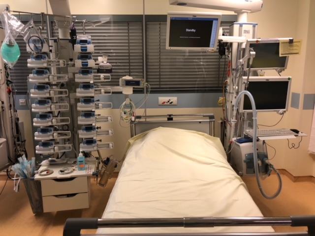 Ein Bettplatz auf unserer Intensivstation Spritzenpumpen und Infusomaten: Damit werden Medikamente und Infusionen kontinuierlich dem Patienten verabreicht Monitoranlagen: Damit überwachen wir den