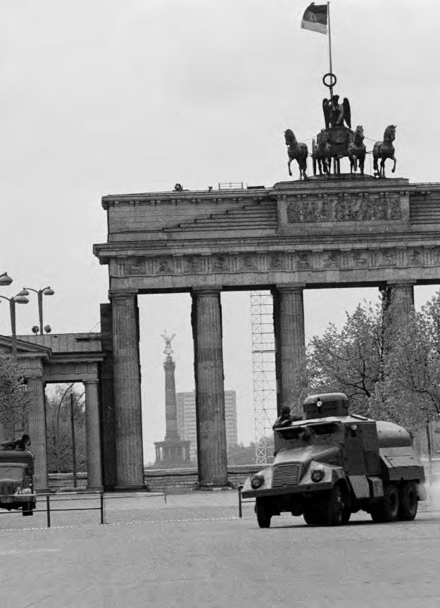 zwingen. Die Völker der Welt schauten dann 1989 wieder gebannt auf die Stadt, als die Mauer nach 28 Jahren schließlich fiel.