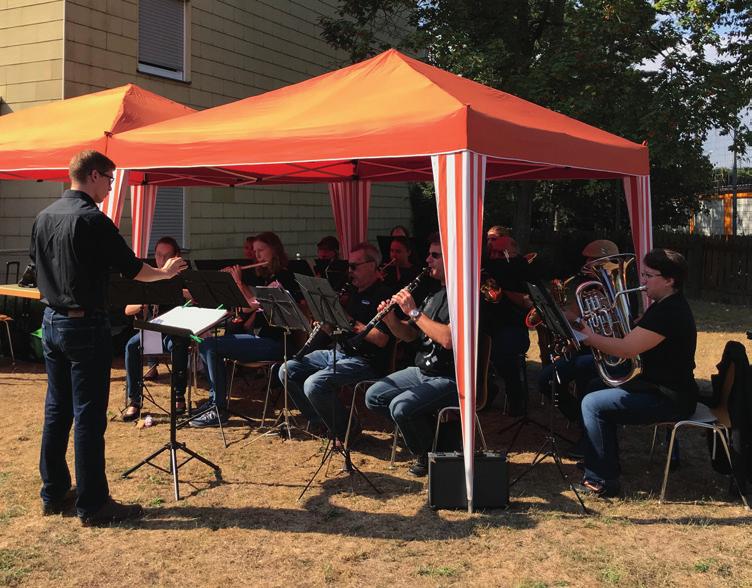 Mit einem abwechslungsreichen Musikprogramm untermalte eine kleine Besetzung des MBOs das Fest im städtischen Seniorenwohnheim Henny Roos.