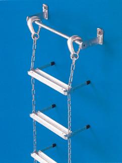 Dachdeckerauflegeleiter Seilleitern Seilleitern sind Leitern, deren Sprossen mit Seilen oder Ketten verbunden sind.