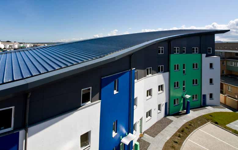 Kalzip Gebäudehüllen aus Aluminium Nachhaltig und wertsteigernd Alternative zur Sanierung: Dachverstand bei Bestandsgebäuden Wind, Wetter und UV-Strahlen lassen herkömmliche Flachdachabdichtungen