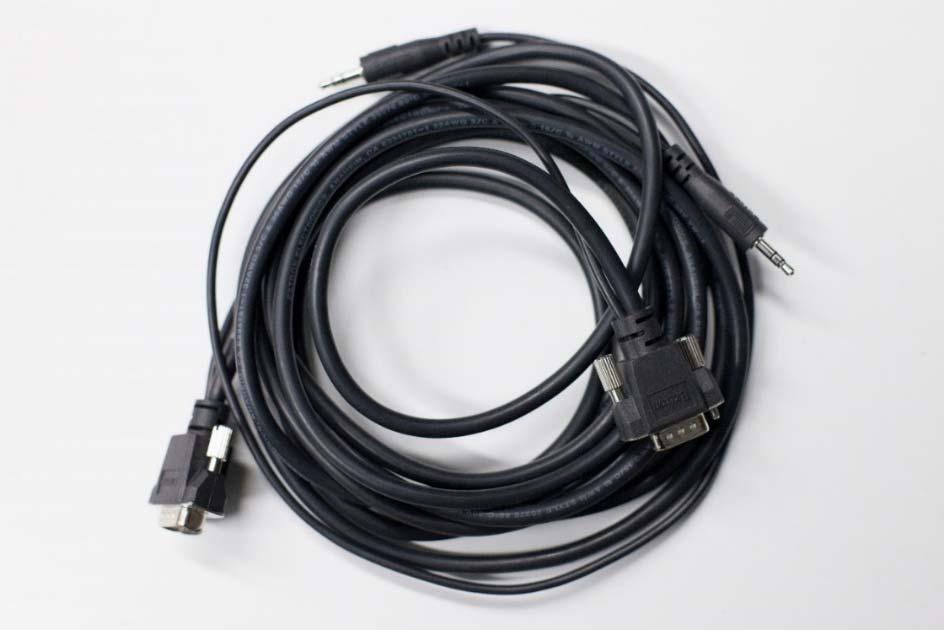 HDMI Adapter, ein 3 m HDMI Kabel, ein Mikrofonkabel sowie eine Maus.