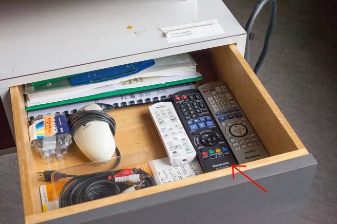 Die schwarze Fernbedienung des Panasonic Bluray Players liegt in der Schublade des Rednerpultes: Die Bedienung ist leicht und entspricht der Bedienung bei