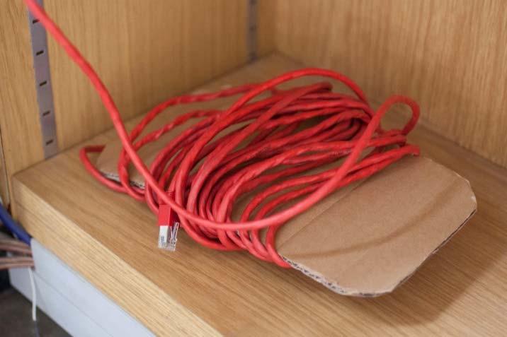 Möchte man einen Internetzugang haben, dann steckt man das 10 m lange rote LAN Netzkabel in die