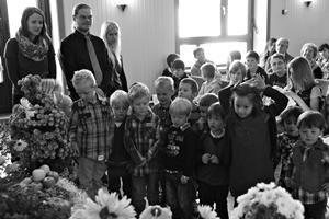 Rückblick Erntedank-Gottesdienst und Basar Unter großer Beteiligung der Gemeinde, vor allem aber mit tatkräftiger Unterstützung des Kindergartens, feierte die Markus-Gemeinde das Erntedankfest.