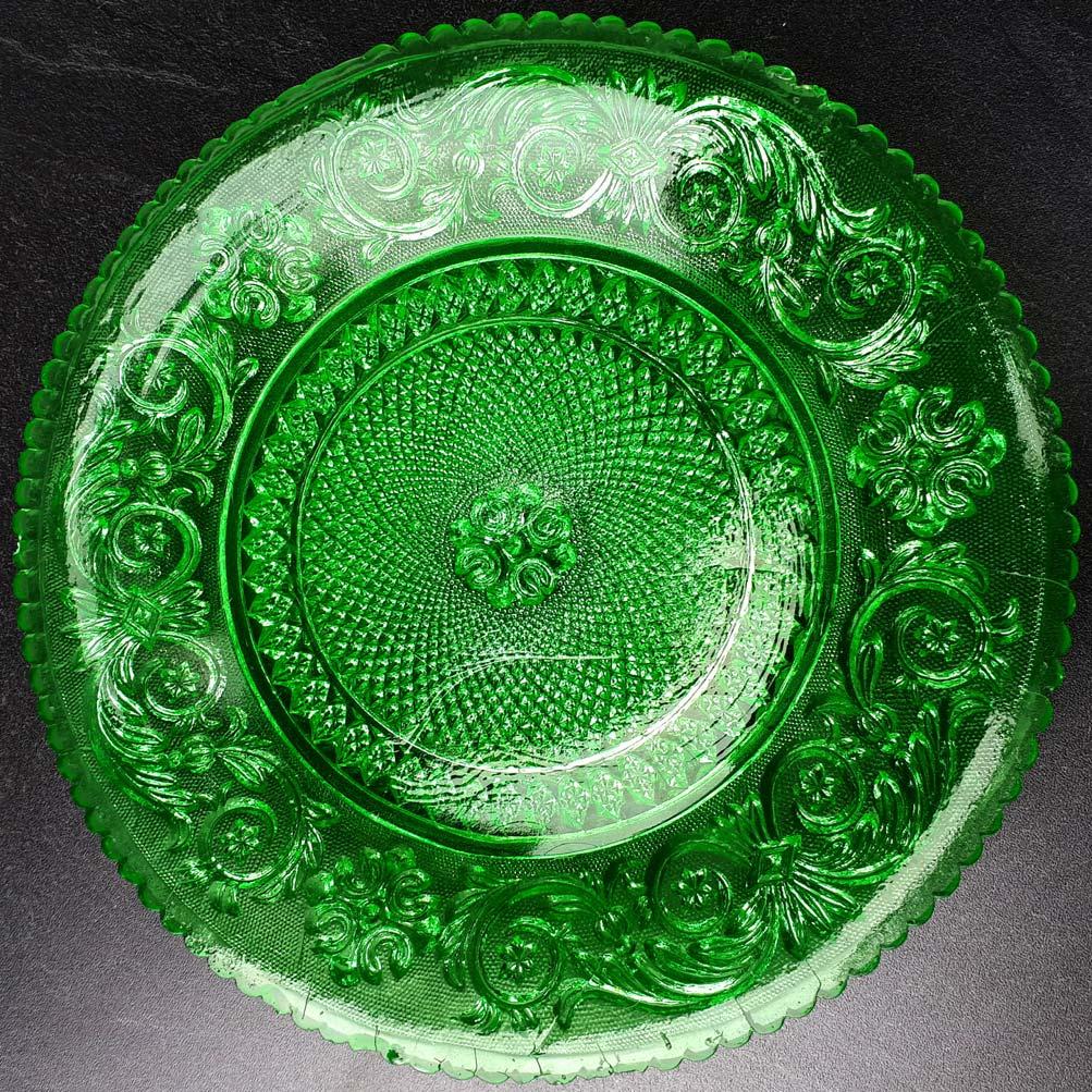 Abb. 2018-1/21-06 Teller Muster Ranken und Stern, uran-grünes Pressglas, H 2,4 cm, D 21,2 cm vgl. PK Abb.