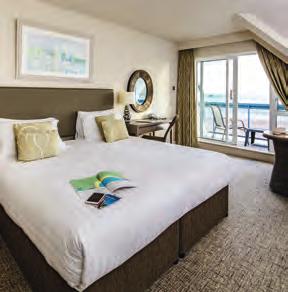 Deluxe Zimmer: Sind grösser und komfortabler eingerichtet, verfügen über eine Kaffeemaschine und einen grösseren Balkon mit Meersicht.
