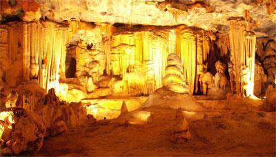 Tag: Mittwoch, 22.05.2019, Oudtshoorn Im Umfeld von Oudtshoorn liegen die Cango Caves, eine der größten Tropfsteinhöhlen der Welt. Lassen wir uns von diesem einzigartigen Naturschauspiel beeindrucken!