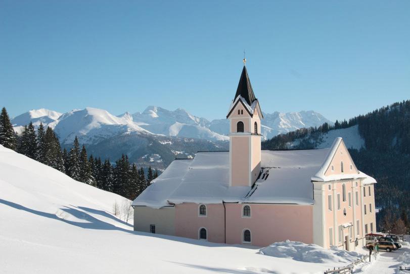 Kloster Maria Waldrast im Winter mit Blick auf die Zillertaler Alpen Reise-Übersicht Termin 17.02.