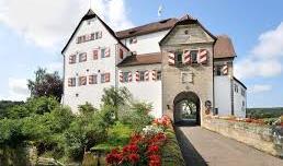 Schloss, das lange im Besitz der entsprechenden Nürnberger Patrizierfamilie war. Heute beherbergt es eine Schule für Operngesang.