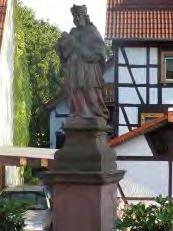 Diese als Denkmal geschützte Sandsteinfigur aus dem Jahr 1745 wacht als Brückenheiliger auf der Weschnitz-Brücke aus dem Jahr 877.