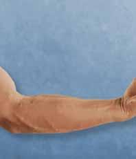 Kleinere Muskelgruppen wie Bizeps, Trizeps und Waden sollten mit 2 bis 3 Übungen und je 2 bis 3 Sätzen trainiert werden. Für die Bauchmuskeln genügen 2 Übungen zu je zwei Sätzen. 4.