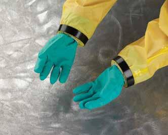 Der Benutzer befestigt die Handschuhe, bevor er den Anzug anzieht. Kosten das richtige, chemikalienbeständige Klebeband zur Abdichtung der Verbindung ist teuer.