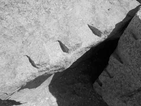 Vom Mittelpunkt des Tempels führten nordöstlich und südwestlich Stufen in den (heutigen angeblichen) Wassergraben hinunter, die heute ebenfalls verschwunden sind.