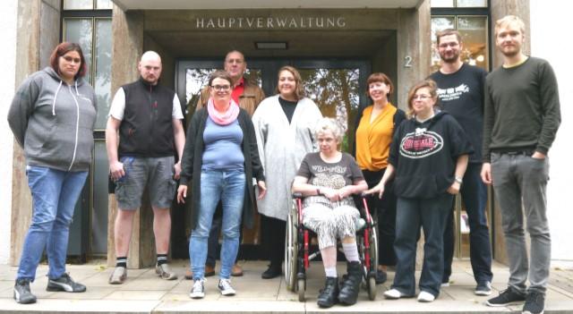 Damit die Prüfung von Texten in Mülheim weiterhin möglich ist, ließen sich nun acht Menschen mit Behinderung zum Prüfer oder Prüferin für Leichte Sprache fortbilden.
