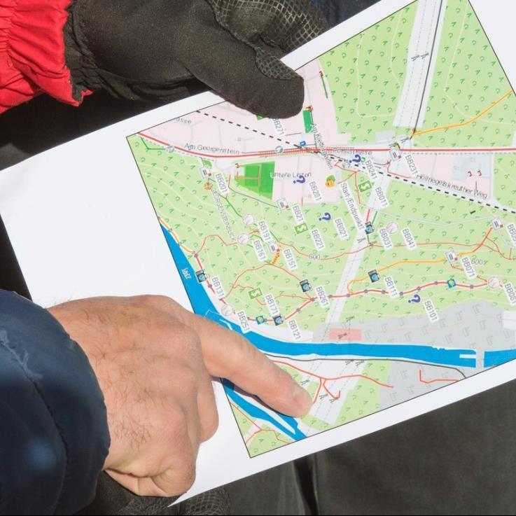 In Teams begeben Sie sich bei diesem GPS-Geocaching nämlich auf zur großen Punktejagd und machen sich mit GPS-Gerät, Karte, Kompass und Teamgeist auf in die Tiefen der Wälder.