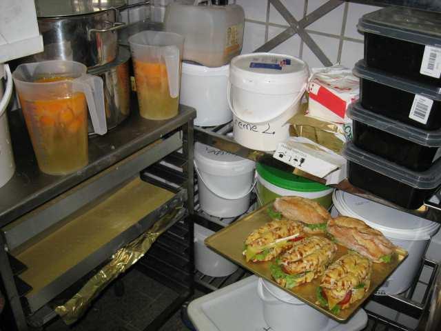 verzehrsfertigen Speisen, durch Lagerung in separaten Kühleinrichtungen oder räumliche
