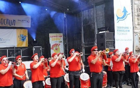 Ruhlandbühne Der Karnevalsverein Ruhrlandbühne Bochum e.v. ist schon seit 1949 in Linden/Dahlhausen aktiv. Im Fanfarenzug kann man Instrumente wie Trompete, Fanfare oder Trommel erlernen und spielen.
