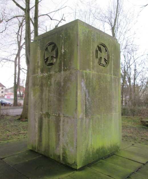 Denkmal an der Suttorfer Straße auch nicht ein stabiler Frieden als Lehre aus einem neuartigen Krieg. Im Gegenteil.