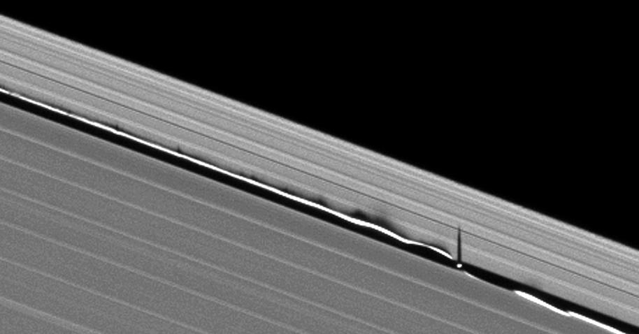 Abb. 6 Vorauseilende Wellen. Die Wellenmuster am Rand der Keeler-Lücke entstehen durch die Anziehung des Saturnmondes Daphnis und dessen leicht unregelmäßige Bahn.