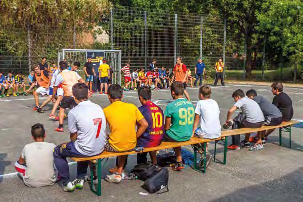 Bolzplätze im Kiez Auf einem Bolzplatz sind alle Menschen gleich. Hier können sich jungen Menschen jeglicher Herkunft sportlich miteinander messen.