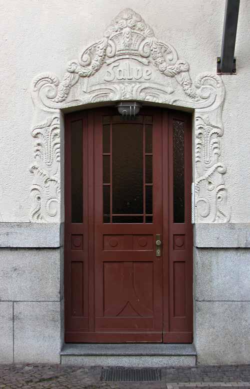 1 2 Eine detailreiche Fassadengestaltung mit Schmuckelementen und Erkern, die typischen Sprossenfenster und kunsthandwerklich ausgestalteten Haustüren charakterisieren das Gründerzeithaus. SALVE!
