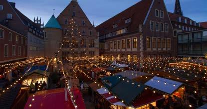 Romana Dombrowski 2 Weihnachtsmarkt rund um das Rathaus Unter einem romantischen Lichterhimmel begrüßt im Rathausinnenhof der größte und älteste