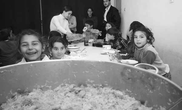 Projekte Projekti Rumänien Bildung schenkt Zukunft Die steirische Caritas unterstützt in Zusammenarbeit mit der Caritas Temesvár eine Tagesstätte für 30 Roma- Kinder.