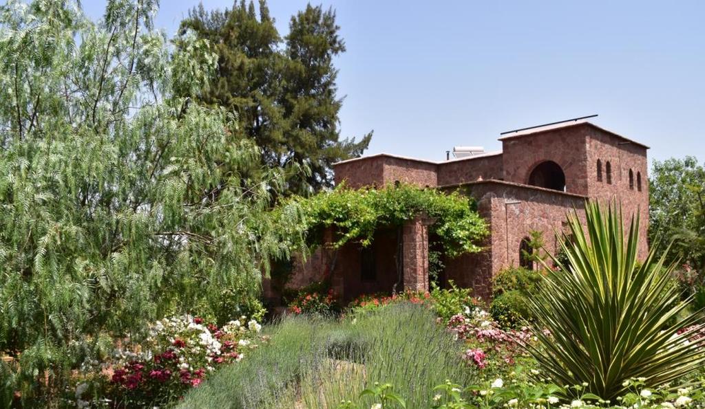 Die auf ökologische Weise errichtete Villa besteht aus Stein, die Zubauten aus Lehmziegeln.