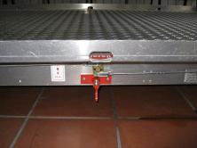 000 kg Maße: 2,20 m x 1,65 m Handbügel klappbar Feststellbremse Totmannprinzip Ausschaltbar Transport von