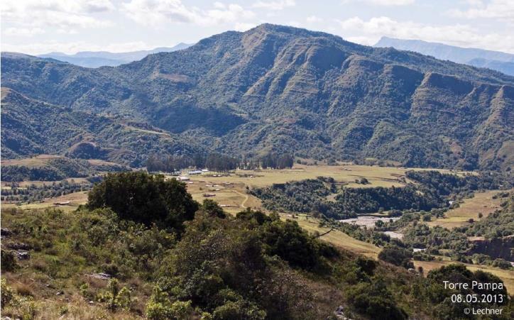 Abb. 4: Die Ortschaft Torre Pampa (ca. 2300 m), Ausgangspunkt für die Fahrt oder die Fußwanderung in die Cordillera (Foto: P.