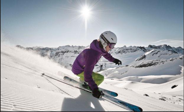 de/winter-alpin Das sind WIR Mein Name ist Giulia Margreiter, vor genau 10 Jahren habe ich meine Lizenz zum Schneesportlehrer erworben und unterrichte seither Skifahren & Snowboarden.