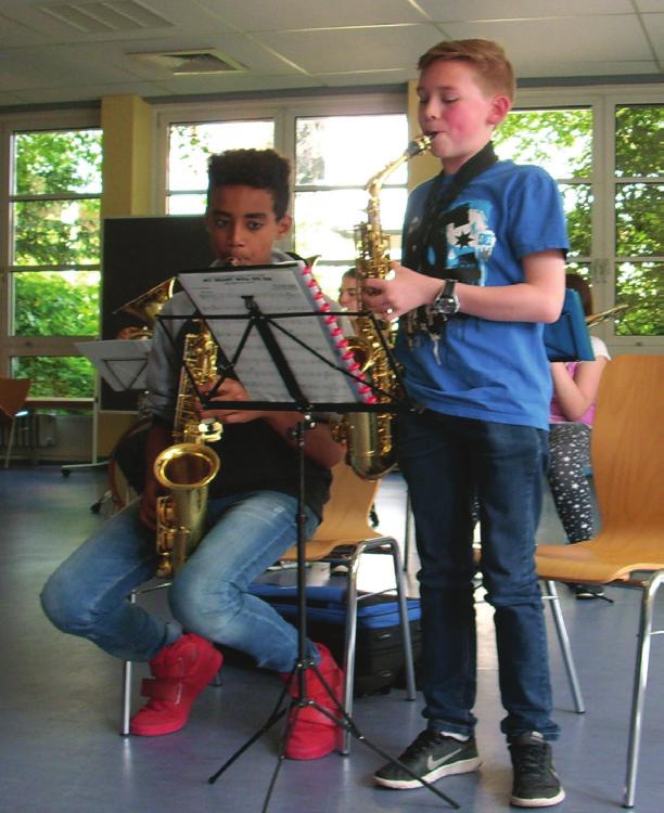 Neigungsschwerpunkt Orchester Im erweiterten Fach Musik erlernen die Kinder ein Instrument wie Trompete, Posaune, Tenorhorn, Klarinette, Querflöte, Saxophon oder Schlagzeug.