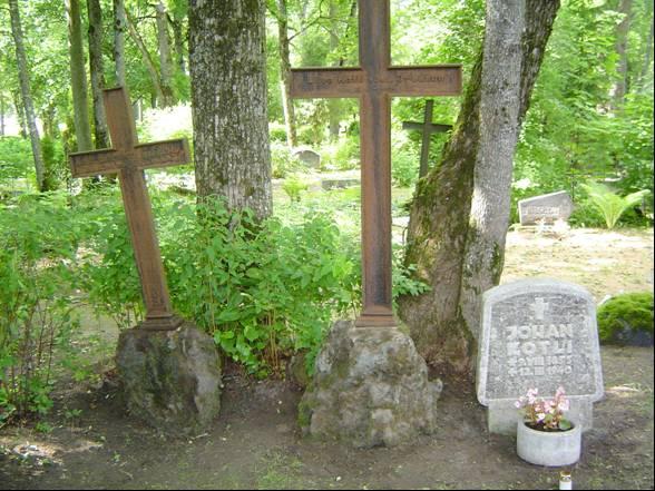 Johan Kotli hauaplats Väike Maarja kalmistul JOHAN KOTLI 9.VIII 1853 12.III 1940 Dolomiidist hauatähise kujundas poeg Alar Kotli.