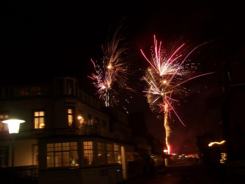 Frachtwagen der Firma Munier, das Feuerwerk um Mitternacht in der Wilhelmstraße und das spontane