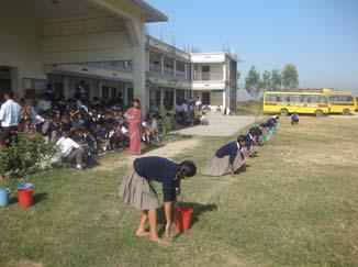 6 Little Flower School Parwanipur / Birgunj Birgunj ist die erste Anlaufstelle von Indien nach Nepal und eine industrielle Stadt.