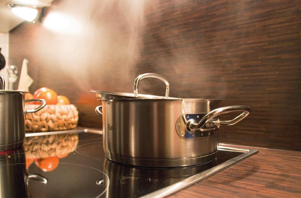 Dank seiner Stabilität und Oberflächeneigenschaften erfüllt GRAN- DEZZA Interior die höchsten Standards für die Gestaltung von Küchen.