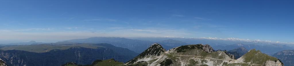 Wir sehen die Gletscher des Adamello, die Brenta Gipfel und die Dolomiten