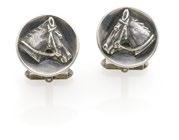 198 Ein Paar Manschettenknöpfe mit Pferdeköpfen Silber 835/-, gestempelt. Juwelierpunze. D. ca. 2,4 cm. Ca. 19 g.