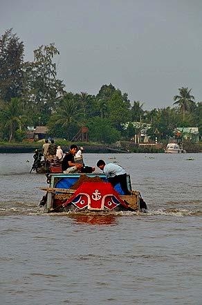 Dann fahren wir mit dem Boot auf den Nebenflüssen weiter nach Cai Son und Nhon Thanh wo wir bei der Herstellung von Bastmatten zuschauen können.