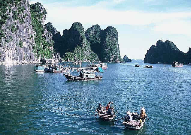 Dorfleben. Die Halong Bucht, eines der größten UNESCO Naturerbe, erschließt sich über ein Gebiet von 1500 km².