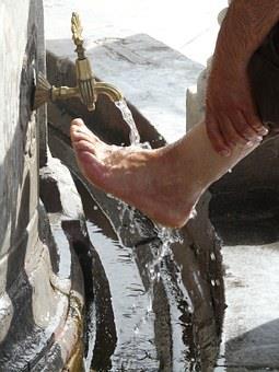 Absteigendes Fußbad Anwendung: ab sechs Monaten Anwendungsgebiet: Das kühlende Wasser senkt die Körpertemperatur. So geht s: Bei Fieber kann auch ein absteigendes Fußbad gemacht werden.