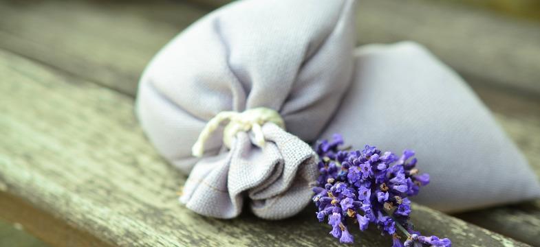 Lavendelblütenbeutel Anwendungsgebiet: Lavendel hat eine beruhigende Wirkung. So Geht s: Bei einem unruhigen Kind kann ein Lavendelblütenbeutel vor dem Bett helfen, es etwas zu beruhigen.