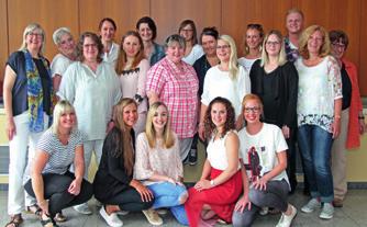 14 PFLEGE PFLEGE 15 Glückwünsche für erfolgreiche Kinästhetiktrainerinnen Nach erfolgreichem Abschluss ihrer Weiterbildung gibt es mit Bianca Eichhorn (1.v.l.) und Sabine Leder (3.v.l.) zwei neue Kinästhetiktrainerinnen in der Ev.