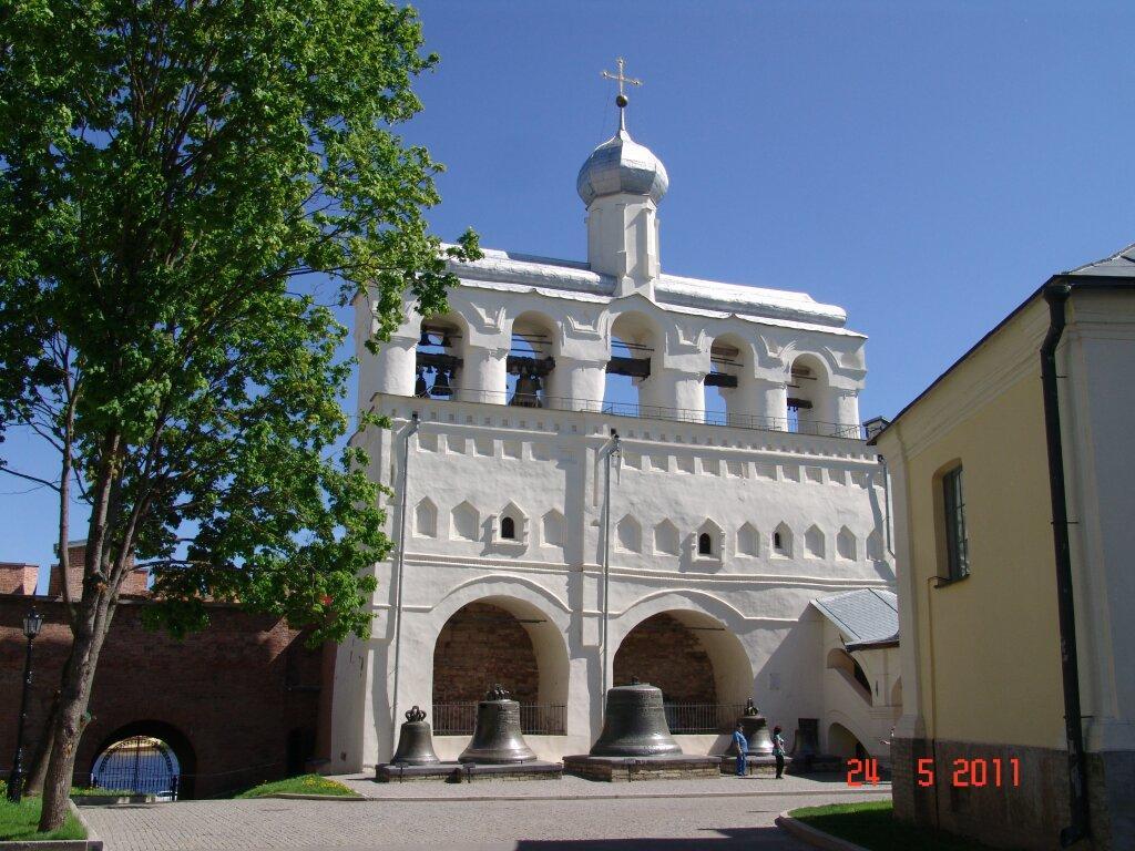 Wie in orthodoxen Kirchen üblich, hat sie 4 graue Kuppeln und eine zentrale vergoldete über der Ikonenwand.