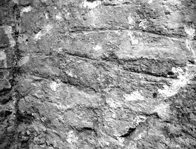 Obr. 13. Sakristia - detail interiérovej (aj exteriérovej) úpravy tzv. škárovaním režného povrchu stien sakristie. Obr. 14. Pohľad na objektovú skladbu skúmanej severovýchodnej časti kostola.